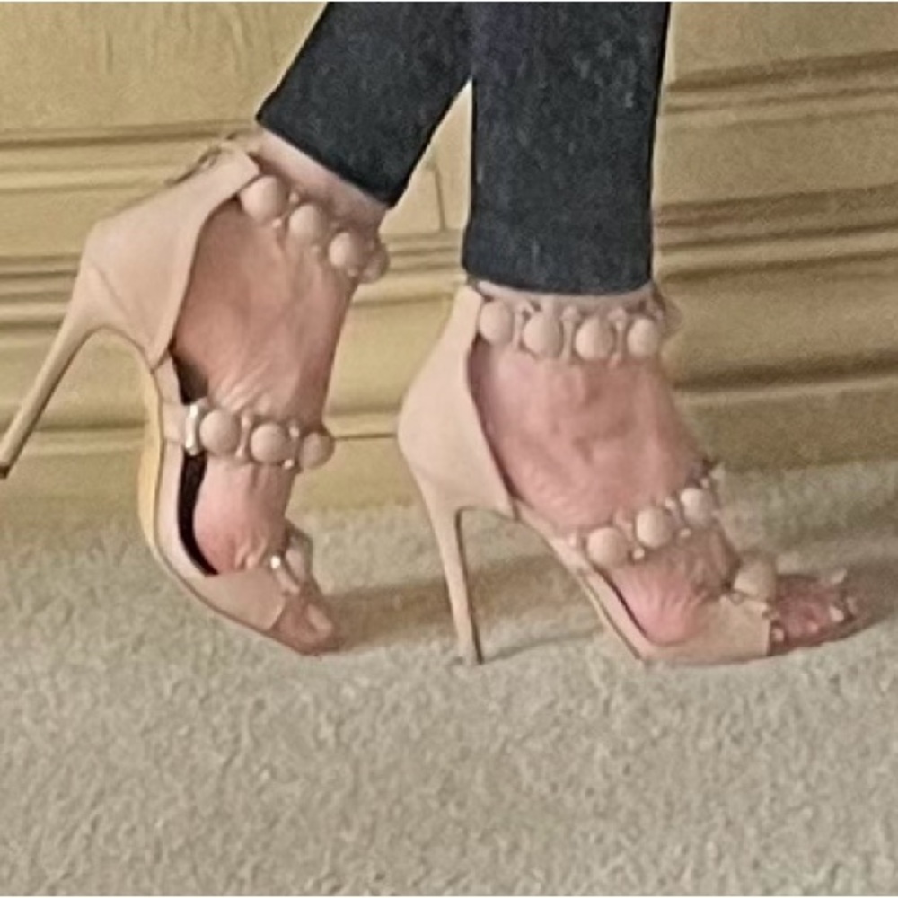 🔥♥️NIB Nude Sandals with decorative balls & metallic rivets - Picture 11 of 15